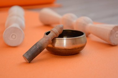 yoga dersleri, paspaslar, tuğla ve kayışlar, malzemeleri kase meditasyon için. yoga için ihtiyacın olan her şey.