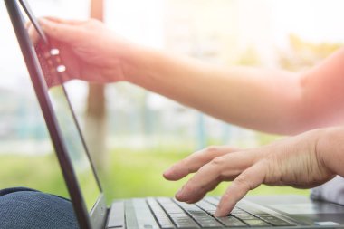 teknoloji ve iletişim, iş klavye ile bir dizüstü bilgisayar açık havada,