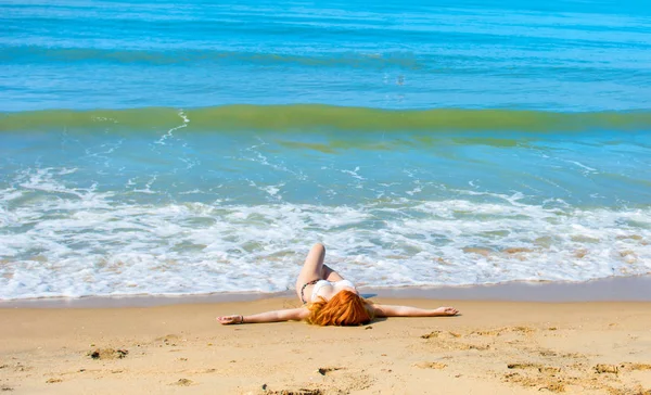 Belle fille en bikini posant sur une plage déserte. sable blanc, mer turquoise et une jeune fille . — Photo