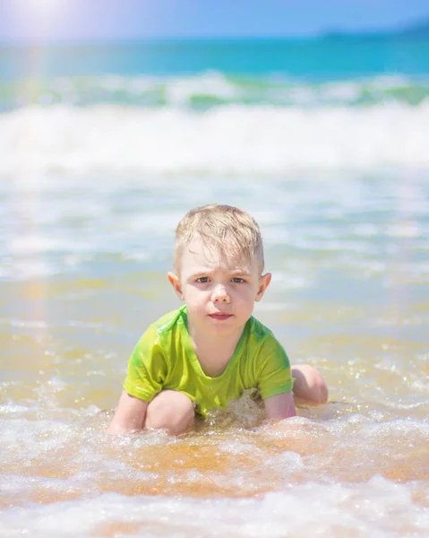 小さな男の子を実行し、純粋な波のしぶき、海で泳いで. — ストック写真