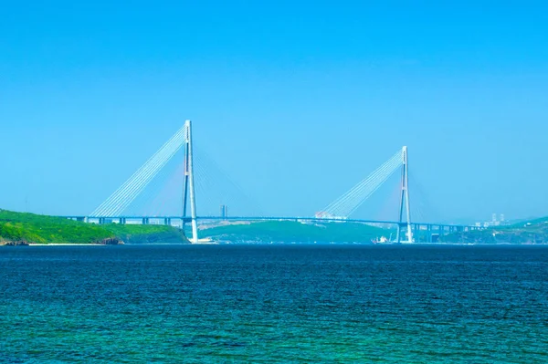 Rus Adası, köprüde resim Rıhtımlar üzerinde büyük, yüksek Köprüsü. — Stok fotoğraf