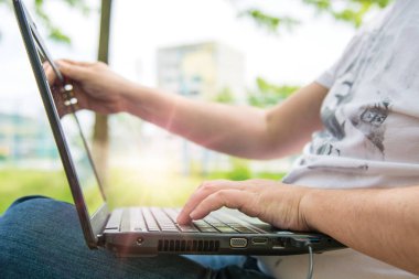 teknoloji ve iletişim, iş klavye ile bir dizüstü bilgisayar açık havada,