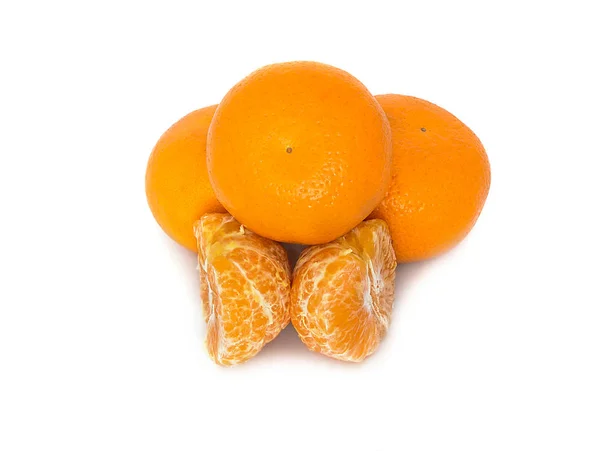 Stora, mogna, ljusa, tangerine på en vit bakgrund, saftiga frukter på isolerade bakgrunden. Mandarin — Stockfoto