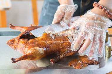 Cook sulu ördeğe Pekin, güzel, aşçı sağlamak hazır parlak ve lezzetli yemek kesti..