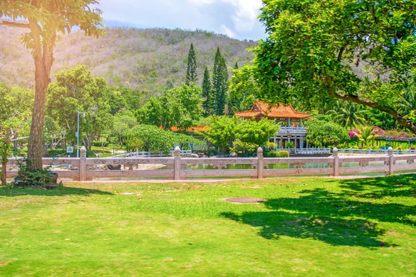 불교 공원, 열린 공간, 많은 동상 및 산 야의 섬에 아름 다운 장소. — 스톡 사진