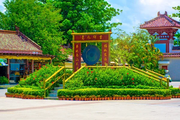 Parque Budista, espaço aberto, muitas estátuas e lugares bonitos na ilha de Sanya . — Fotografia de Stock