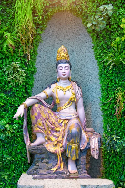 仏教寺院では、女神の天井と壁の像が飾られています。寺院内には美しい壁画と壁を飾る. — ストック写真