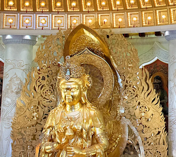 The Centre of Buddhism in Sanya. Temple with Lotus on the ceiling, Golden Buddha and many statues and goddesses. — Stock Photo, Image