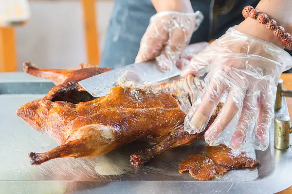 Cook sulu ördeğe Pekin, güzel, aşçı sağlamak hazır parlak ve lezzetli yemek kesti..