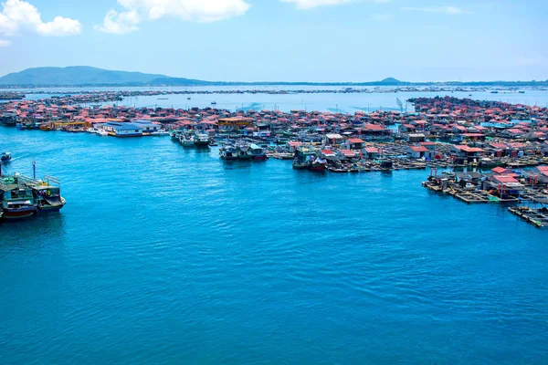 Hermosa vista de la laguna con arena blanca y palmeras, mar turquesa. vista desde la parte superior . — Foto de Stock