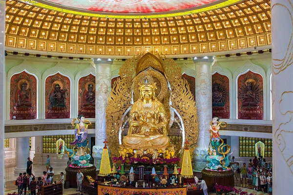 Das Zentrum des Buddhismus in Sanya. Tempel mit Lotus an der Decke, goldenem Buddha und vielen Statuen und Göttinnen. — Stockfoto