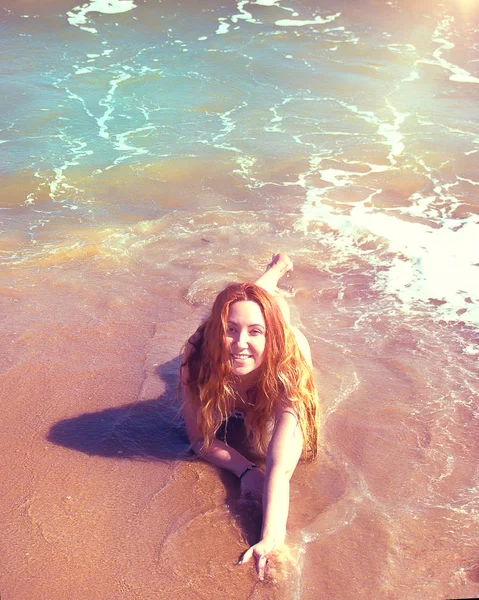 Schönes Mädchen im Bikini, das an einem einsamen Strand posiert. weißer Sand, türkises Meer und ein junges Mädchen. — Stockfoto