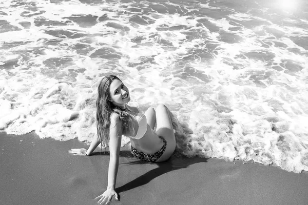 güzel kız bikini ıssız bir sahilde poz. beyaz kum, turkuaz deniz ve bir genç kız.