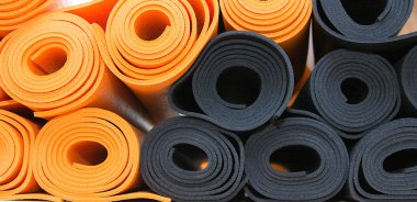 yoga dersleri, paspaslar, tuğla ve kayışlar, malzemeleri kase meditasyon için. yoga için ihtiyacın olan her şey.