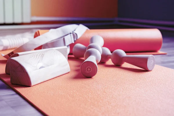 Materiales para clases de yoga, esteras, ladrillos y correas, cuenco para la meditación. todo lo que necesitas para el yoga . — Foto de Stock