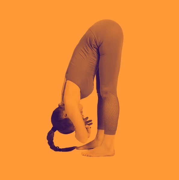 Jovem executa diferentes poses de ioga, modelo bonito flexível em um fundo branco. meditação e asanas . — Fotografia de Stock