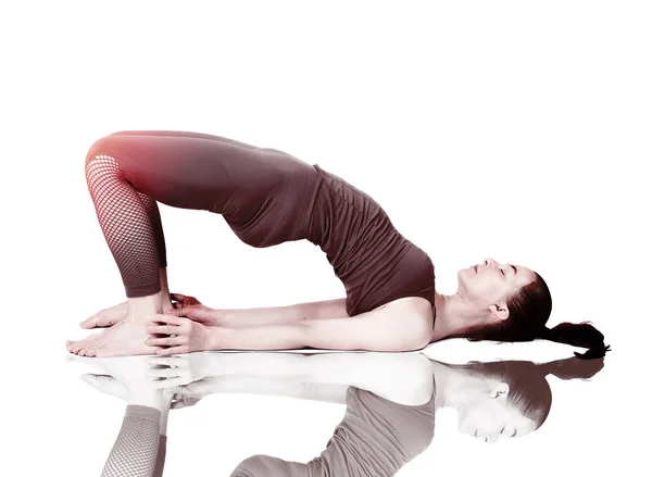 Chica joven realiza diferentes poses de yoga, modelo hermoso flexible sobre un fondo blanco. meditación y asanas . —  Fotos de Stock