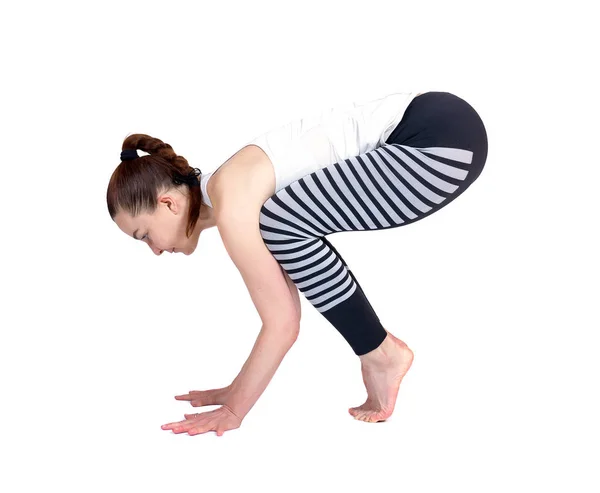 Chica joven realiza diferentes poses de yoga, modelo hermoso flexible sobre un fondo blanco. meditación y asanas . —  Fotos de Stock