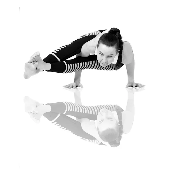 Chica joven realiza diferentes poses de yoga, modelo hermoso flexible sobre un fondo blanco. meditación y asanas . —  Fotos de Stock