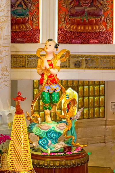 三亚的佛教中心。在天花板上有莲花的寺庙, 金色的佛像和许多雕像和女神. — 图库照片