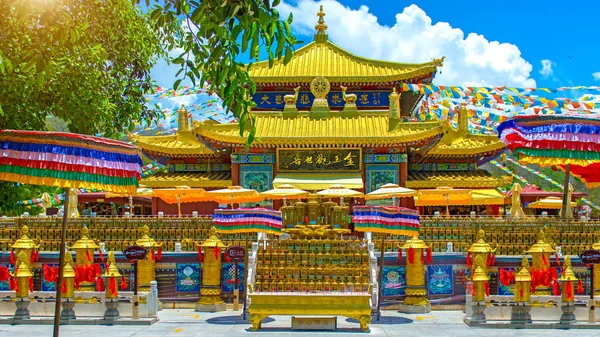 Buddhist Park, open space, many statues and beautiful places on the island of Sanya. — Stock Photo, Image