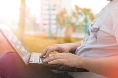 teknoloji ve iletişim, iş klavye ile bir dizüstü bilgisayar açık havada,