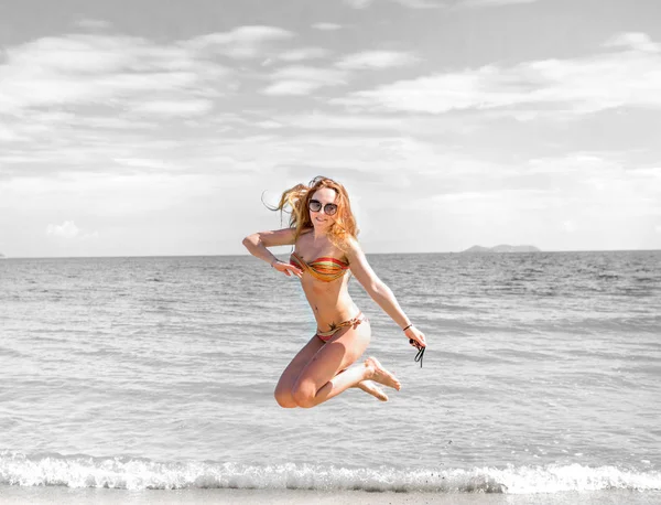 Menina bonita em biquíni posando em uma praia deserta. areia branca, mar azul-turquesa e uma jovem . — Fotografia de Stock