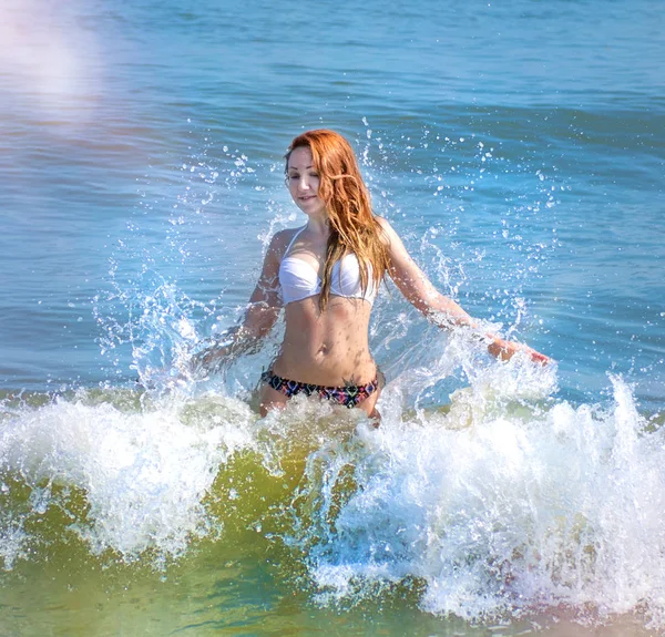 Menina bonita em biquíni posando em uma praia deserta. areia branca, mar azul-turquesa e uma jovem . — Fotografia de Stock