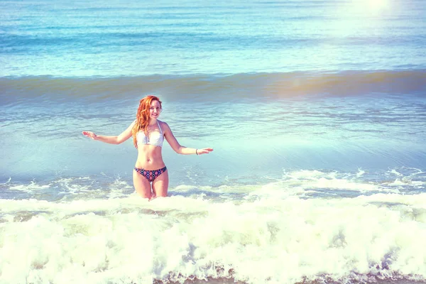 Menina bonita em biquíni posando em uma praia deserta. areia branca, mar azul-turquesa e uma jovem . — Fotografia de Stock