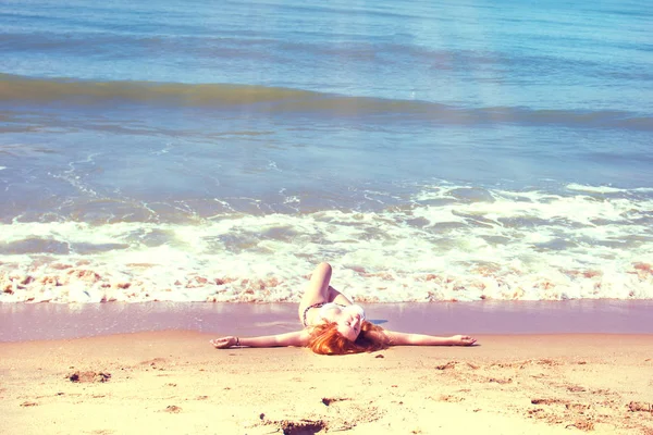 Hermosa chica en bikini posando en una playa desierta. arena blanca, mar turquesa y una joven . — Foto de Stock
