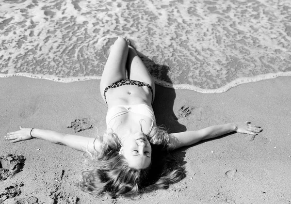 Menina bonita em biquíni posando em uma praia deserta. areia branca, mar azul-turquesa e uma jovem . — Fotografia de Stock