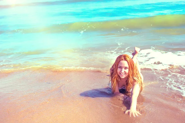 Menina bonita em biquíni posando em uma praia deserta. areia branca, mar azul-turquesa e uma jovem . — Fotografia de Stock