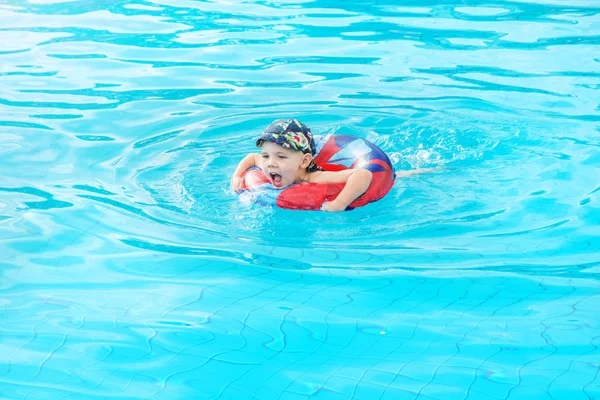 Niño nada, niño alegre saltando en la piscina en el círculo, piscina al aire libre , —  Fotos de Stock