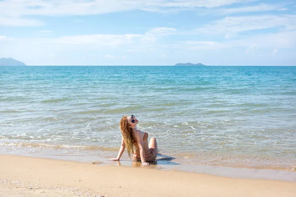 Красива дівчина в бікіні позує на покинутому пляжі. білий пісок, бірюзове море і молода дівчина . — стокове фото