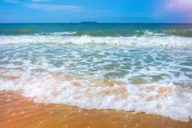 Güzel plaj şemsiyeleri ve parlak turkuaz deniz, büyük dinlenme ve rahatlama thatched. tropik cennet.