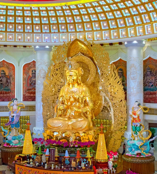 Le Centre du Bouddhisme à Sanya. Temple avec Lotus au plafond, Bouddha d'or et de nombreuses statues et déesses . — Photo