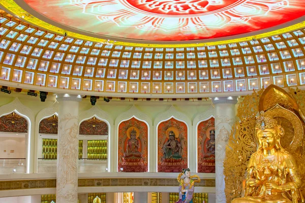 Le Centre du Bouddhisme à Sanya. Temple avec Lotus au plafond, Bouddha d'or et de nombreuses statues et déesses . — Photo