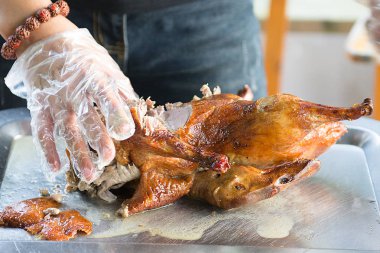 Cook sulu ördeğe Pekin, güzel, aşçı sağlamak hazır parlak ve lezzetli yemek kesti..