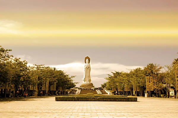 Parque Budista, espacio abierto, muchas estatuas y hermosos lugares en la isla de Sanya . —  Fotos de Stock