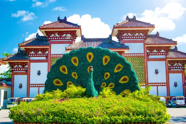 Centro budista al aire libre. en el Parque de la cultura y la religión. puerta alta en el Parque y hermosos macizos de flores —  Fotos de Stock