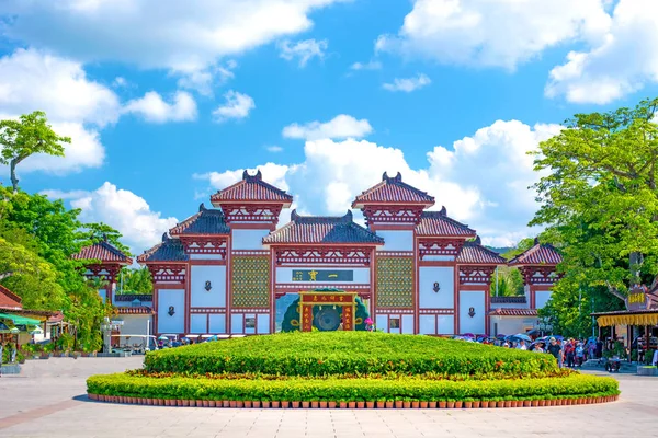 Buddhista központ a szabadban. a parkban, a kultúra és a vallás. a Park és a gyönyörű virágágyások magas gate — Stock Fotó