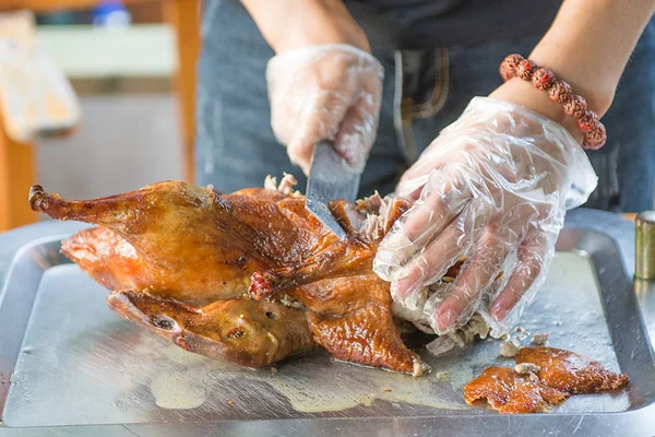 Cook pociąć soczysta Kaczka po pekińsku, piękne, jasne i smaczne danie, które jest gotowe do dostarczenia kucharz. — Zdjęcie stockowe