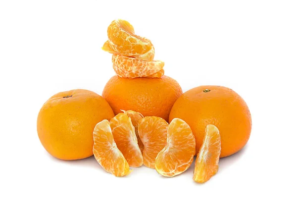 Grande, maduro, brilhante, tangerina em um fundo branco, fruto suculento no fundo isolado. mandarina — Fotografia de Stock
