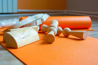yoga dersleri, paspaslar, tuğla ve kayışlar, malzemeleri kase meditasyon için. yoga için ihtiyacın olan her şey.