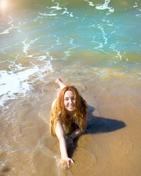 Schönes Mädchen im Bikini, das an einem einsamen Strand posiert. weißer Sand, türkises Meer und ein junges Mädchen. — Stockfoto