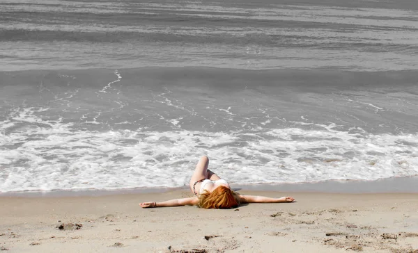 Schönes Mädchen im Bikini, das an einem einsamen Strand posiert. weißer Sand, türkises Meer und ein junges Mädchen. — Stockfoto