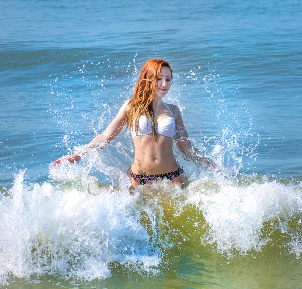 Mooi meisje in bikini poseren op een verlaten strand. wit zand, turquoise zee en een jong meisje. — Stockfoto