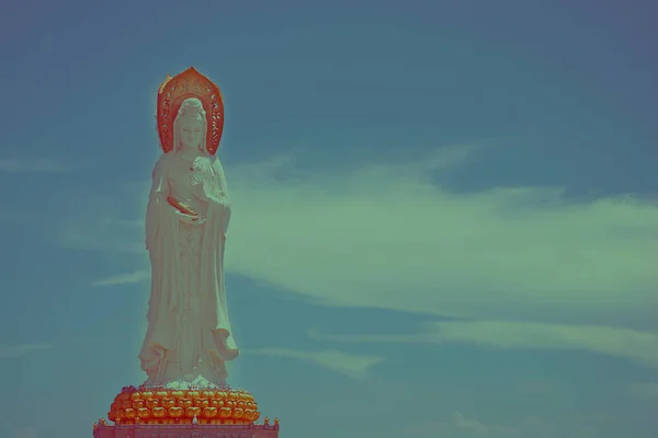 三亚岛上的佛教公园, 开阔的空间, 许多雕像和美丽的地方. — 图库照片