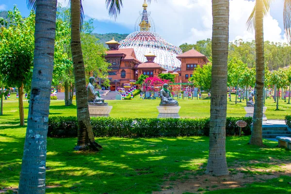 Parque Budista, espacio abierto, muchas estatuas y hermosos lugares en la isla de Sanya . —  Fotos de Stock