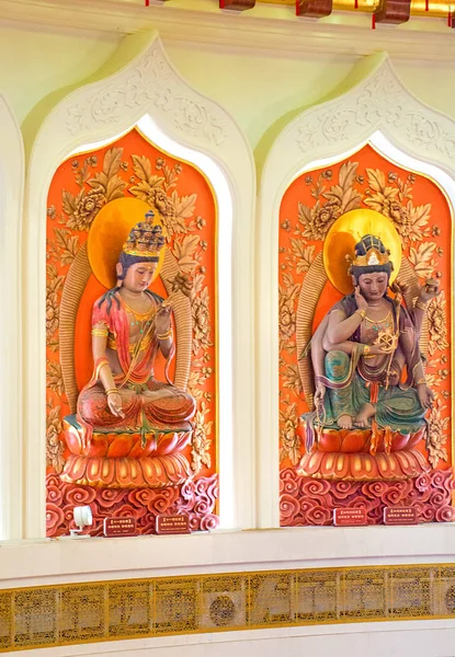 The Centre of Buddhism in Sanya. Temple with Lotus on the ceiling, Golden Buddha and many statues and goddesses. — Stock Photo, Image